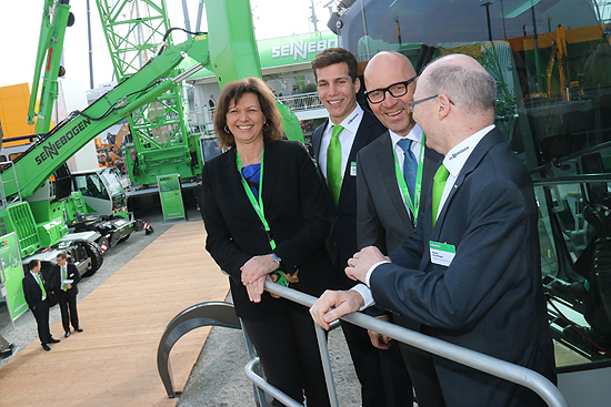 (v.li. nach re.) Ministerin Ilse Aigner, Sebastian Sennebogen, Erich Sennebogen, Walter Sennebogen (©Foto: Martin Schmitz)